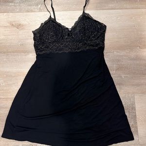 daisy fuentes M Black Nightgown with lace and gold accents